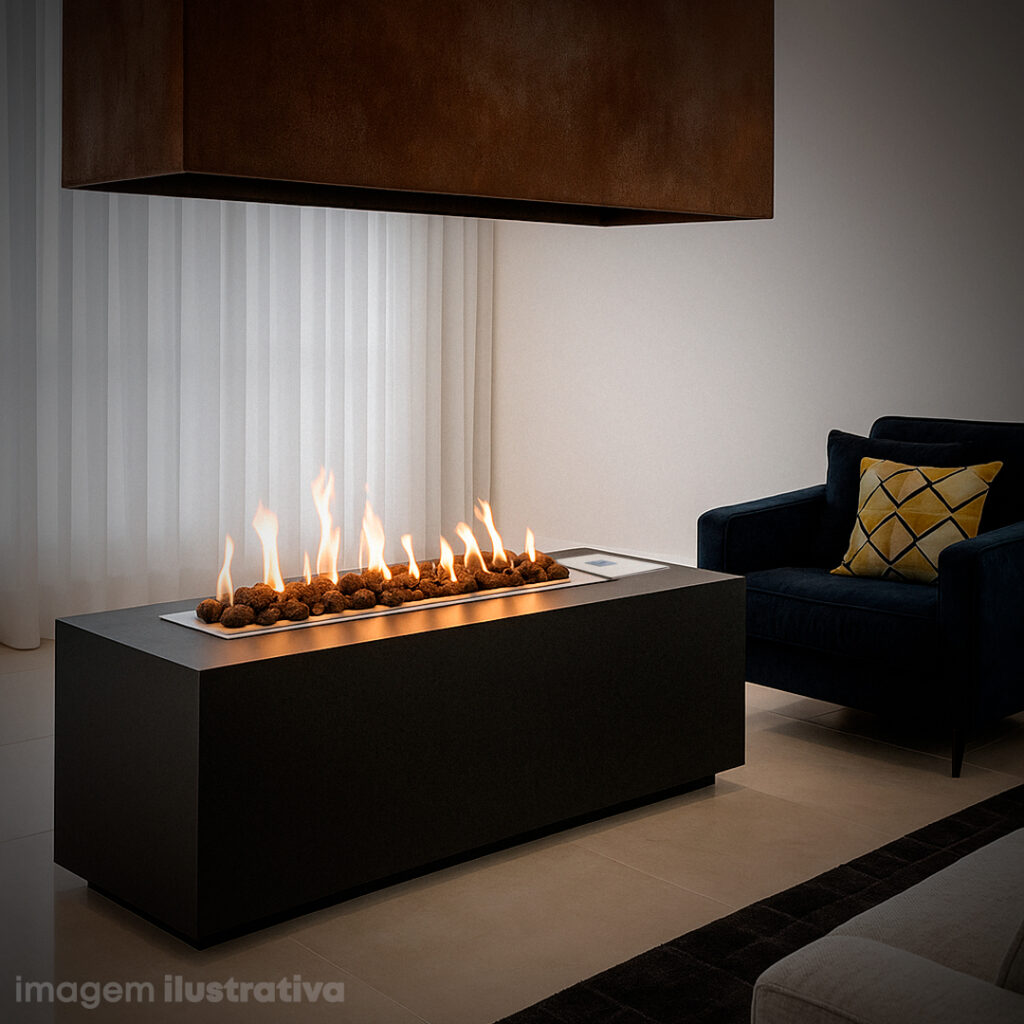 Sala de estar com lareira a gás, mostrando que lareira a gás é segura, com cortina branca ao fundo e poltrona azul com almofadas.