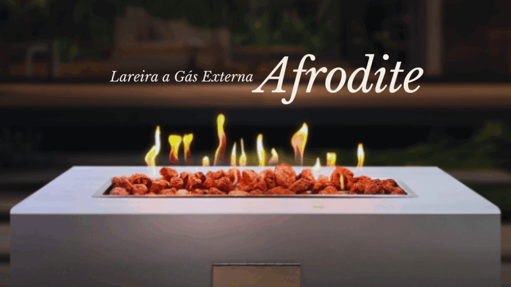 A lareira a gás externa afrodite é ideal para quem quer presença numa área externa, sem complicações. Um dos exemplos de lareira de alto padrão produzidas pela Fogo&Art.